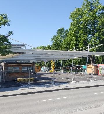 Retractable fabric covering. Steel support columns.